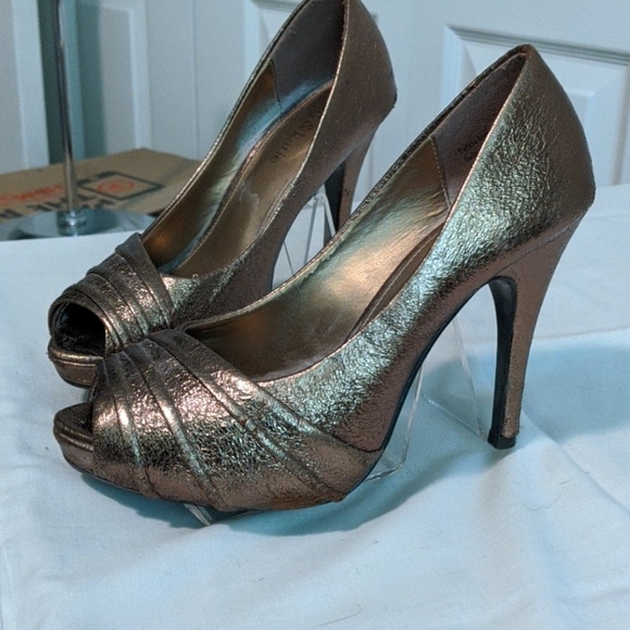 Kelly & Katie gold pumps - Picture 3 of 8